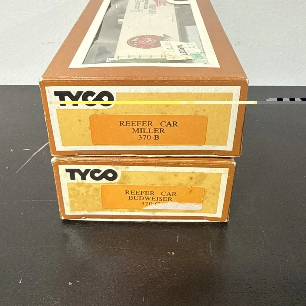 Vintage Lot Of Two TYCO HO Scale Train Cars Budweiser And Miller High Life Beer